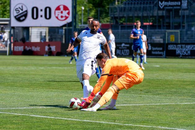 v.li.: Saliou Sane (SVS, 15, Testspieler), Julian Krahl (Torhüter, FCK, 1), Zweikampf, Spielszene, Duell, duel, tackle, tackling, Dynamik, Action, Aktion, 10.07.2026, Sandhausen (Deutschland), Fussball, Testspiel, SV Sandhausen - 1. FC Kaiserslautern *** From left: Saliou Sane (SVS), 15, trial player; Julian Krahl, goalkeeper (FCK), 1, tackle, game scene, duel, tackle, tackling, dynamic, action, 10 07 2026, Sandhausen, Germany, soccer, friendly match, SV Sandhausen vs. 1. FC Kaiserslautern xozx