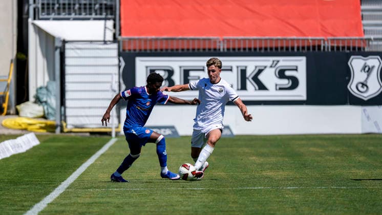 v.li.: Ibrahim Kanate (FCK, 11), Leo Burkhart (SVS, 46), Zweikampf, Spielszene, Duell, duel, tackle, tackling, Dynamik, Action, Aktion, 10.07.2026, Sandhausen (Deutschland), Fussball, Testspiel, SV Sandhausen - 1. FC Kaiserslautern *** v li Ibrahim Kanate FCK, 11, Leo Burkhart SVS, 46, tackle, game scene, duel, tackle, tackling, dynamics, action, 10 07 2026, Sandhausen, Germany, soccer, friendly match, SV Sandhausen vs. 1. FC Kaiserslautern xozx