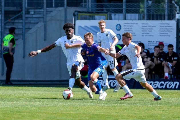 v.li.: Kwabe Schulz (SVS, 2), Naatan Skyttä (FCK, 15), Batu Jonathan Akgöz (SVS, 45), Zweikampf, Spielszene, Duell, duel, tackle, tackling, Dynamik, Action, Aktion, 10.07.2026, Sandhausen (Deutschland), Fussball, Testspiel, SV Sandhausen - 1. FC Kaiserslautern *** v li Kwabe Schulz SVS, 2, Naatan Skyttä FCK, 15, Batu Jonathan Akgöz SVS, 45, tackle, game scene, duel, tackle, tackling, dynamics, action, 10 07 2026, Sandhausen, Germany, soccer, friendly match, SV Sandhausen vs. 1. FC Kaiserslautern xozx