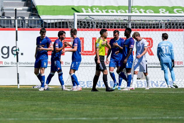 Spieler vom 1. FC Kaiserslautern, jubeln über das Tor zum 0:1, Jubel, Torjubel, Torerfolg, celebrate the goal, goal, celebration, jubelt ueber das Tor, Freuen, Freude, freut sich, optimistisch, positiv, Spielszene, Highlight, Action, Aktion, 10.07.2026, Sandhausen (Deutschland), Fussball, Testspiel, SV Sandhausen - 1. FC Kaiserslautern *** Players from 1 FC Kaiserslautern celebrate the goal that makes the score 0–1, Celebration, goal celebration, goal scored, celebrating the goal, goal, celebration, celebrating the goal, joy, happiness, happy, optimistic, positive, game scene, highlight, action, 10 07 2026, Sandhausen, Germany, soccer, friendly match, SV Sandhausen vs. 1 FC Kaiserslautern xozx