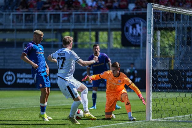 Testspiel: SV Sandhausen vs. 1. FC Kaiserslautern, 10.07.2026 Chance von Marvin Schulz (SV Sandhausen, 27) gegen Julian Krahl (1. FC Kaiserslautern, 1) Testspiel: SV Sandhausen vs. 1. FC Kaiserslautern, Stadion am Hardtwald, 10.07.2026 DFB DFL REGULATIONS PROHIBIT ANY USE OF PHOTOGRAPHS AS IMAGE SEQUENCES AND OR QUASI-VIDEO. *** Friendly Match: SV Sandhausen vs. 1 FC Kaiserslautern, July 10, 2026. Chance by Marvin Schulz (SV Sandhausen, 27) against Julian Krahl (1 FC Kaiserslautern), 1 Friendly Match: SV Sandhausen vs. 1 FC Kaiserslautern, Stadion am Hardtwald, July 10, 2026 DFB and DFL regulations prohibit any use of photographs as image sequences and or quasi-video Copyright: xBEAUTIFULxSPORTS Boscox