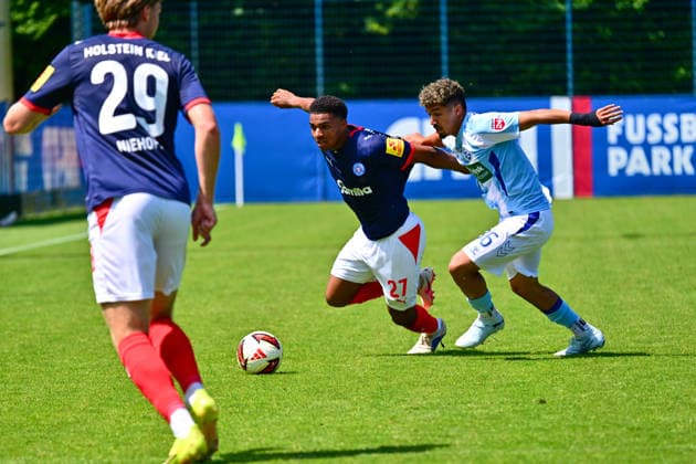 10.07.2026, Fußball, Herren, 2.BL (Bundesliga), Testspiel, Saison 2026 2027, Holstein Kiel - Sonderjyske Fodbold, KSV Ikem Ugoh wird zu Fall gebracht Kiel Projensdorf, Trainingsplatz Schleswig-Holstein Deutschland *** July 10, 2026, Soccer, Men s, 2nd Bundesliga, Friendly Match, 2026–2027 Season, Holstein Kiel vs. Sonderjyske Fodbold, KSV Ikem Ugoh is brought down, Kiel Projensdorf, Training Ground, Schleswig-Holstein, Germany