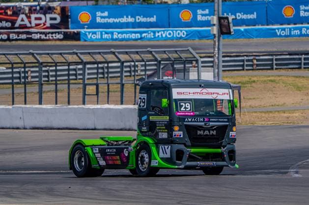 Der MAN Racing Truck 29 von Christian Ruppert nimmt eine Kurve auf dem Nürburgring. Das schwarz-grüne Fahrzeug trägt Sponsoren wie Schmidbaur, Awaken Energy Pouches und Ravenol. MAN Racing Truck 29 von Christian Ruppert am Nürburgring *** Christian Ruppert s MAN Racing Truck 29 takes a turn at the Nürburgring. The black-and-green vehicle features sponsors such as Schmidbaur, Awaken Energy Pouches, and Ravenol. Christian Ruppert s MAN Racing Truck 29 at the Nürburgring Copyright: xMichaelxSchäferx