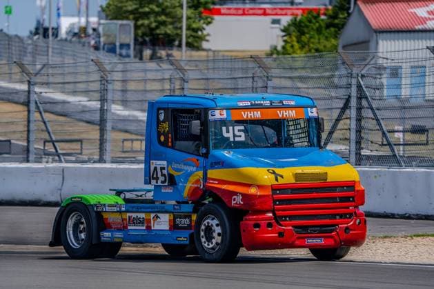 Der Scania-Renntruck 45 von Robbin Kruithof (Rainbow Warrior Truckricing) durchfährt eine Kurve auf dem Nürburgring. Die Livery zeigt ein markantes Blau-Gelb-Rot-Design mit VHM- und Zandbergen-Sponsoring. Truck 45 von Robbin Kruithof (Rainbow Warrior Truckricing) am Nürburgring *** Robbin Kruithof s Scania Race Truck 45 from Rainbow Warrior Truckricing navigates a turn at the Nürburgring. The livery features a striking blue, yellow, and red design with sponsorship from VHM and Zandbergen. Truck 45 from Robbin Kruithof s Rainbow Warrior Truckricing at the Nürburgring Copyright: xMichaelxSchäferx