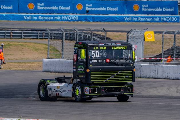 Der schwarze Volvo F12 Renn-Truck 50 von Willem Breedijk (Flyingdutchman Willem Breedijk) durchfährt eine Kurve am Nürburgring. Auf der Frontschürze sind die Sponsoren Breedijk Autotransport und J.P. Dam Transport gut lesbar. Renn-Truck 50 von Willem Breedijk (Flyingdutchman) am Nürburgring *** Willem Breedijk s black Volvo F12 Renn Truck 50 — Flyingdutchman Willem Breedijk—takes a turn at the Nürburgring. The sponsors, Breedijk Autotransport and J P Dam Transport, are clearly visible on the front apron. Willem Breedijk s Renn Truck 50 — Flyingdutchman at the Nürburgring Copyright: xMichaelxSchäferx