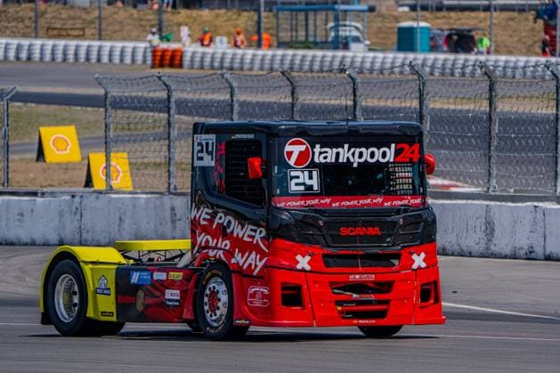 Steffen Faas steuert den Scania Renn-Truck 24 von tankpool24 Racing durch eine Kurve am Nürburgring. Im Hintergrund ist ein weiterer Renn-Truck in gelber Lackierung zu sehen. Scania Renn-Truck 24 von Steffen Faas (tankpool24 Racing) am Nürburgring *** Steffen Faas steers the Scania Race Truck 24 from tankpool24 Racing through a turn at the Nürburgring. Another race truck with a yellow paint job can be seen in the background. Scania Race Truck 24 driven by Steffen Faas of tankpool24 Racing at the Nürburgring Copyright: xMichaelxSchäferx
