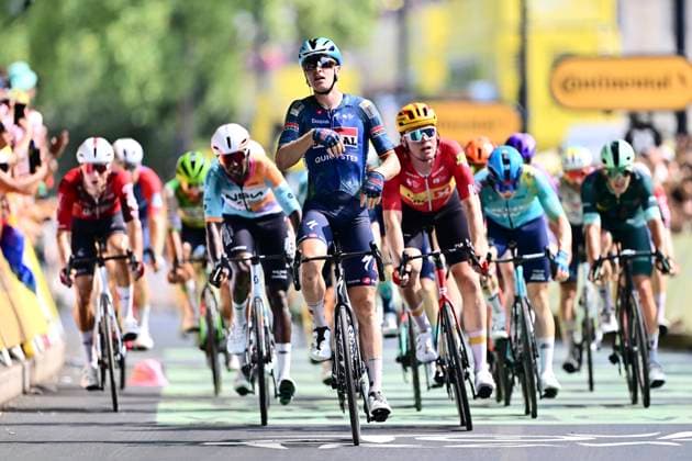 Tour de France 2026 Stage 7 BORDEAUX, FRANCE - JULY 10 : Merlier Tim (BEL) of Soudal Quick-Step wins the sprint during stage 7 of the 113rd edition of Tour de France an UCI World Tour 2.UWT cycling road race stage for Men Elite of 175 km with start in Hagetmau and finish in Bordeaux on July 10, 2026 in Bordeaux, France, 10 07 2026 Bordeaux France  Copyright: xLucaxBettinix