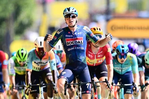 Tour de France 2026 Stage 7 BORDEAUX, FRANCE - JULY 10 : Merlier Tim (BEL) of Soudal Quick-Step wins the sprint, second place for Waerenskjold Soren (NOR) of Uno-X Mobility, third place for Girmay Biniam (ERI) of NSN Cycling Team during stage 7 of the 113rd edition of Tour de France an UCI World Tour 2.UWT cycling road race stage for Men Elite of 175 km with start in Hagetmau and finish in Bordeaux on July 10, 2026 in Bordeaux, France, 10 07 2026 Bordeaux France  Copyright: xLucaxBettinix