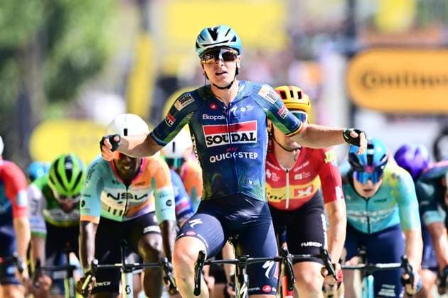 Tour de France 2026 Stage 7 BORDEAUX, FRANCE - JULY 10 : Merlier Tim (BEL) of Soudal Quick-Step wins the sprint, second place for Waerenskjold Soren (NOR) of Uno-X Mobility, third place for Girmay Biniam (ERI) of NSN Cycling Team during stage 7 of the 113rd edition of Tour de France an UCI World Tour 2.UWT cycling road race stage for Men Elite of 175 km with start in Hagetmau and finish in Bordeaux on July 10, 2026 in Bordeaux, France, 10 07 2026 Bordeaux France  Copyright: xLucaxBettinix