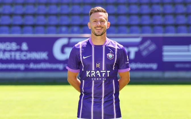 Erz.Aue - Teamfoto Regionalliga Nordost Simon Skarlatidis (30, Aue), FC Erzgebirge Aue; Regionalliga Nordost,Ê Porträttermin, 2026 2027, , Aue, 09.07.2026, Erzgebirgsstadion, Fußball, Regionalliga Nordost, Nur für journalistische Zwecke. Only for editorial use! , *** Erz Aue Team Photo, Northeast Regional League, Simon Skarlatidis 30, Aue, FC Erzgebirge Aue, Northeast Regional League, Portrait Session, 2026–2027, , Aue, July 9, 2026, Erzgebirgsstadion, Soccer, Northeast Regional League, For editorial use only, Picture Point