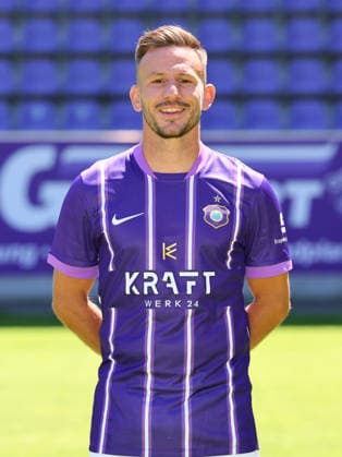 Erz.Aue - Teamfoto Regionalliga Nordost Simon Skarlatidis (30, Aue), FC Erzgebirge Aue; Regionalliga Nordost,Ê Porträttermin, 2026 2027, , Aue, 09.07.2026, Erzgebirgsstadion, Fußball, Regionalliga Nordost, Nur für journalistische Zwecke. Only for editorial use! , *** Erz Aue Team Photo, Northeast Regional League, Simon Skarlatidis 30, Aue, FC Erzgebirge Aue, Northeast Regional League, Portrait Session, 2026–2027, , Aue, July 9, 2026, Erzgebirgsstadion, Soccer, Northeast Regional League, For editorial use only, Picture Point
