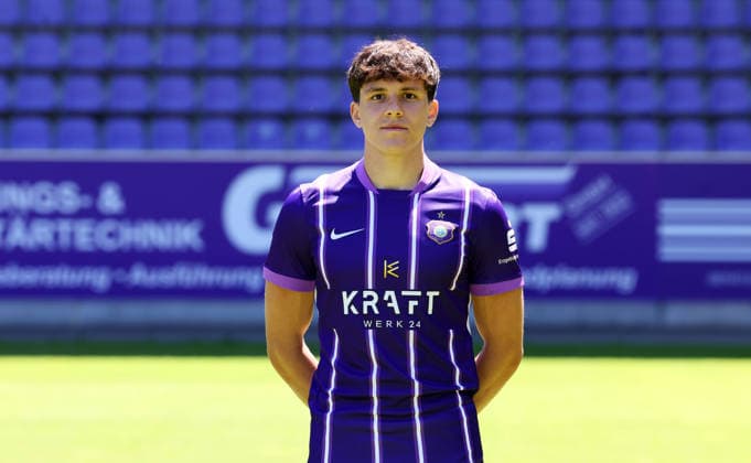 Erz.Aue - Teamfoto Regionalliga Nordost Maxim Burghardt (21, Aue), FC Erzgebirge Aue; Regionalliga Nordost,Ê Porträttermin, 2026 2027, , Aue, 09.07.2026, Erzgebirgsstadion, Fußball, Regionalliga Nordost, Nur für journalistische Zwecke. Only for editorial use! , *** Erz Aue Team Photo, Northeast Regional League, Maxim Burghardt 21, Aue, FC Erzgebirge Aue, Northeast Regional League, Portrait Session, 2026–2027, , Aue, July 9, 2026, Erzgebirgsstadion, Soccer, Northeast Regional League, For journalistic purposes only, Picture Point