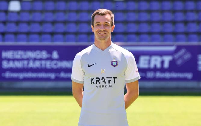 Erz.Aue - Teamfoto Regionalliga Nordost Martin Männel (1, Aue), FC Erzgebirge Aue; Regionalliga Nordost,Ê Porträttermin, 2026 2027, , Aue, 09.07.2026, Erzgebirgsstadion, Fußball, Regionalliga Nordost, Nur für journalistische Zwecke. Only for editorial use! , *** Erz Aue Team Photo, Northeast Regional League, Martin Männel 1, Aue, FC Erzgebirge Aue, Northeast Regional League, Portrait Session, 2026–2027, , Aue, July 9, 2026, Erzgebirgsstadion, soccer, Northeast Regional League, For editorial use only, Picture Point