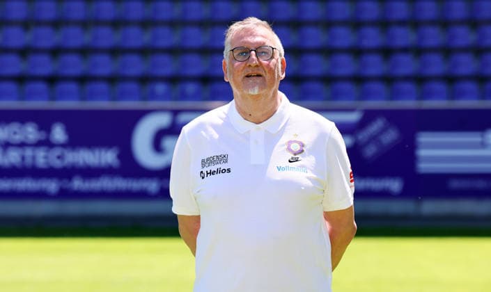 Erz.Aue - Teamfoto Regionalliga Nordost Teamarzt Peter Junghänel Junghaenel (Aue), FC Erzgebirge Aue; Regionalliga Nordost,Ê Porträttermin, 2026 2027, , Aue, 09.07.2026, Erzgebirgsstadion, Fußball, Regionalliga Nordost, Nur für journalistische Zwecke. Only for editorial use! , *** Erz Aue Team Photo, Northeast Regional League, Team Doctor Peter Junghänel Junghaenel Aue, FC Erzgebirge Aue, Northeast Regional League, portrait session, 2026–2027, , Aue, July 9, 2026, Erzgebirgsstadion, soccer, Northeast Regional League, For editorial use only, Picture Point
