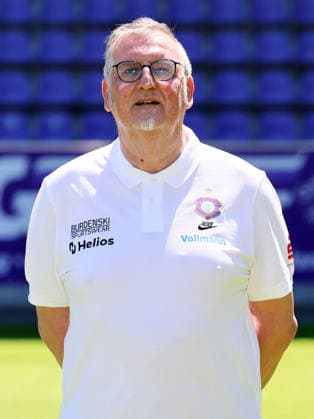 Erz.Aue - Teamfoto Regionalliga Nordost Teamarzt Peter Junghänel Junghaenel (Aue), FC Erzgebirge Aue; Regionalliga Nordost,Ê Porträttermin, 2026 2027, , Aue, 09.07.2026, Erzgebirgsstadion, Fußball, Regionalliga Nordost, Nur für journalistische Zwecke. Only for editorial use! , *** Erz Aue Team Photo, Northeast Regional League, Team Doctor Peter Junghänel Junghaenel Aue, FC Erzgebirge Aue, Northeast Regional League, portrait session, 2026–2027, , Aue, July 9, 2026, Erzgebirgsstadion, soccer, Northeast Regional League, For editorial use only, Picture Point