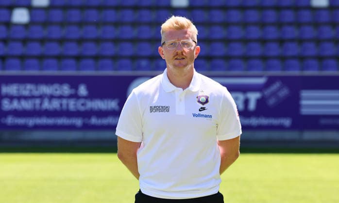 Erz.Aue - Teamfoto Regionalliga Nordost Co-Trainer und Videoanalyst Benjamin Rühling Ruehling (Aue), FC Erzgebirge Aue; Regionalliga Nordost,Ê Porträttermin, 2026 2027, , Aue, 09.07.2026, Erzgebirgsstadion, Fußball, Regionalliga Nordost, Nur für journalistische Zwecke. Only for editorial use! , *** Erz Aue Team Photo, Northeast Regional League, Assistant Coach and Video Analyst Benjamin Rühling Ruehling Aue, FC Erzgebirge Aue, Northeast Regional League, Portrait Session, 2026–2027, , Aue, July 9, 2026, Erzgebirgsstadion, soccer, Northeast Regional League, For editorial use only, Picture Point