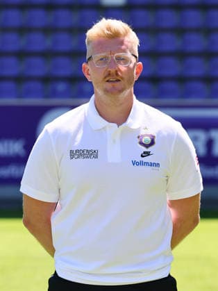 Erz.Aue - Teamfoto Regionalliga Nordost Co-Trainer und Videoanalyst Benjamin Rühling Ruehling (Aue), FC Erzgebirge Aue; Regionalliga Nordost,Ê Porträttermin, 2026 2027, , Aue, 09.07.2026, Erzgebirgsstadion, Fußball, Regionalliga Nordost, Nur für journalistische Zwecke. Only for editorial use! , *** Erz Aue Team Photo, Northeast Regional League, Assistant Coach and Video Analyst Benjamin Rühling Ruehling Aue, FC Erzgebirge Aue, Northeast Regional League, Portrait Session, 2026–2027, , Aue, July 9, 2026, Erzgebirgsstadion, soccer, Northeast Regional League, For editorial use only, Picture Point