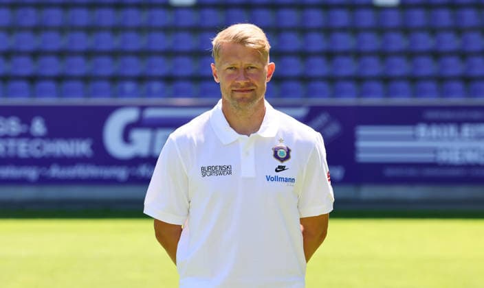 Erz.Aue - Teamfoto Regionalliga Nordost Co- Trainer Jan Hochscheidt (Aue), FC Erzgebirge Aue; Regionalliga Nordost,Ê Porträttermin, 2026 2027, , Aue, 09.07.2026, Erzgebirgsstadion, Fußball, Regionalliga Nordost, Nur für journalistische Zwecke. Only for editorial use! , *** Erz Aue Team Photo, Northeast Regional League, Assistant Coach Jan Hochscheidt, Aue, FC Erzgebirge Aue, Northeast Regional League, Portrait Session, 2026–2027, , Aue, July 9, 2026, Erzgebirgsstadion, Soccer, Northeast Regional League, For editorial use only, Picture Point