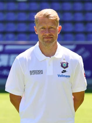 Erz.Aue - Teamfoto Regionalliga Nordost Co- Trainer Jan Hochscheidt (Aue), FC Erzgebirge Aue; Regionalliga Nordost,Ê Porträttermin, 2026 2027, , Aue, 09.07.2026, Erzgebirgsstadion, Fußball, Regionalliga Nordost, Nur für journalistische Zwecke. Only for editorial use! , *** Erz Aue Team Photo, Northeast Regional League, Assistant Coach Jan Hochscheidt, Aue, FC Erzgebirge Aue, Northeast Regional League, Portrait Session, 2026–2027, , Aue, July 9, 2026, Erzgebirgsstadion, Soccer, Northeast Regional League, For editorial use only, Picture Point