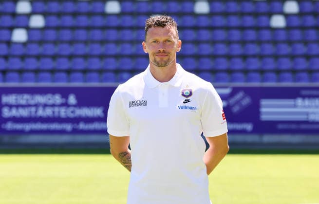 Erz.Aue - Teamfoto Regionalliga Nordost Torwarttrainer Eric Domaschke (Aue), FC Erzgebirge Aue; Regionalliga Nordost,Ê Porträttermin, 2026 2027, , Aue, 09.07.2026, Erzgebirgsstadion, Fußball, Regionalliga Nordost, Nur für journalistische Zwecke. Only for editorial use! , *** Erz Aue Team Photo, Northeast Regional League, Goalkeeper Coach Eric Domaschke, Aue, FC Erzgebirge Aue, Northeast Regional League, Portrait Session, 2026–2027, , Aue, July 9, 2026, Erzgebirgsstadion, soccer, Northeast Regional League, For editorial use only, Picture Point