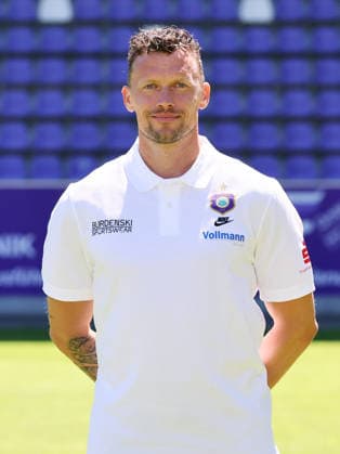 Erz.Aue - Teamfoto Regionalliga Nordost Torwarttrainer Eric Domaschke (Aue), FC Erzgebirge Aue; Regionalliga Nordost,Ê Porträttermin, 2026 2027, , Aue, 09.07.2026, Erzgebirgsstadion, Fußball, Regionalliga Nordost, Nur für journalistische Zwecke. Only for editorial use! , *** Erz Aue Team Photo, Northeast Regional League, Goalkeeper Coach Eric Domaschke, Aue, FC Erzgebirge Aue, Northeast Regional League, Portrait Session, 2026–2027, , Aue, July 9, 2026, Erzgebirgsstadion, soccer, Northeast Regional League, For editorial use only, Picture Point