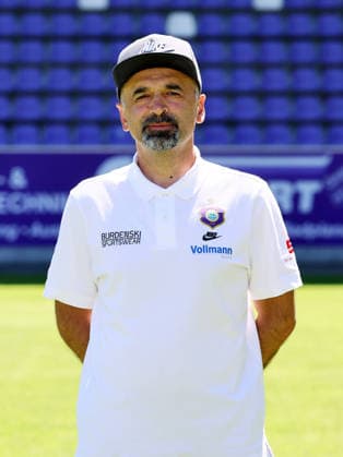 Erz.Aue - Teamfoto Regionalliga Nordost Trainer Khvicha Shubitidze, FC Erzgebirge Aue; Regionalliga Nordost,Ê Porträttermin, 2026 2027, , Aue, 09.07.2026, Erzgebirgsstadion, Fußball, Regionalliga Nordost, Nur für journalistische Zwecke. Only for editorial use! , *** Erz Aue Team Photo, Northeast Regional League, Coach Khvicha Shubitidze, FC Erzgebirge Aue, Northeast Regional League, Portrait Session, 2026–2027, , Aue, July 9, 2026, Erzgebirgsstadion, soccer, Northeast Regional League, For editorial use only, Picture Point