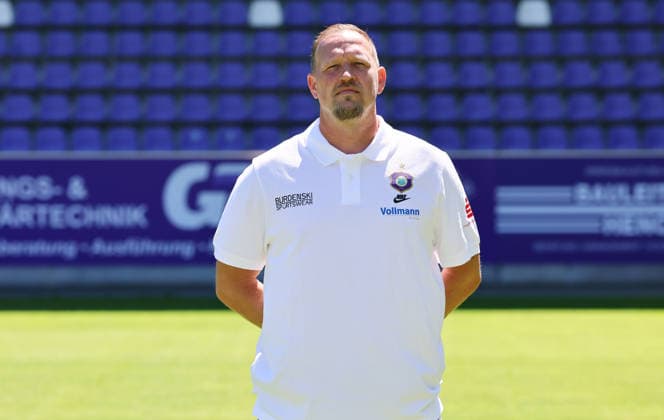 Erz.Aue - Teamfoto Regionalliga Nordost Co-Trainer Enrico Kern, Erzgebirge Aue, FC Erzgebirge Aue; Regionalliga Nordost,Ê Porträttermin, 2026 2027, , Aue, 09.07.2026, Erzgebirgsstadion, Fußball, Regionalliga Nordost, Nur für journalistische Zwecke. Only for editorial use! , *** Erz Aue Team Photo, Northeast Regional League, Assistant Coach Enrico Kern, Erzgebirge Aue, FC Erzgebirge Aue, Northeast Regional League, Portrait Session, 2026–2027, , Aue, July 9, 2026, Erzgebirgsstadion, soccer, Northeast Regional League, For editorial use only, Picture Point