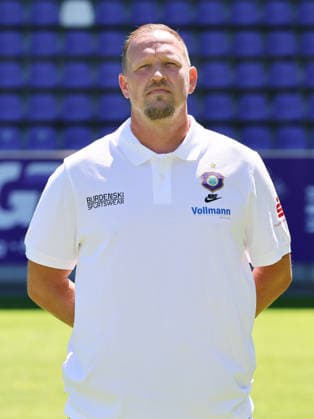 Erz.Aue - Teamfoto Regionalliga Nordost Co-Trainer Enrico Kern, Erzgebirge Aue, FC Erzgebirge Aue; Regionalliga Nordost,Ê Porträttermin, 2026 2027, , Aue, 09.07.2026, Erzgebirgsstadion, Fußball, Regionalliga Nordost, Nur für journalistische Zwecke. Only for editorial use! , *** Erz Aue Team Photo, Northeast Regional League, Assistant Coach Enrico Kern, Erzgebirge Aue, FC Erzgebirge Aue, Northeast Regional League, Portrait Session, 2026–2027, , Aue, July 9, 2026, Erzgebirgsstadion, soccer, Northeast Regional League, For editorial use only, Picture Point