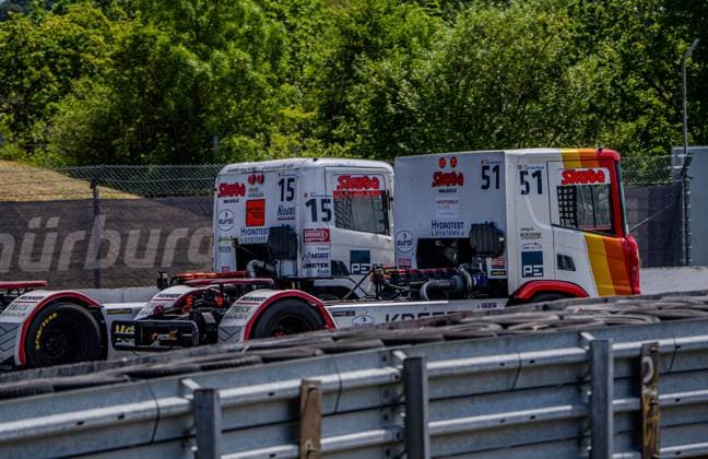 Zwei Renn-Trucks kämpfen dicht an dicht auf der Strecke am Nürburgring, im Vordergrund Truck 15 von Erwin Kleinnagelvoort mit weißer Skuba-Lackierung. Daneben fährt Truck 51 mit rot-gelb-weißer Skuba-Livery in unmittelbarer Nähe. Truck 15 (Erwin Kleinnagelvoort) und 51 im Zweikampf am Nürburgring *** Two race trucks are battling it out side-by-side on the Nürburgring track, in the foreground is Truck 15 driven by Erwin Kleinnagelvoort with a white Skuba livery. Next to it is Truck 51 with a red, yellow, and white Skuba livery, driving right alongside Truck 15. Erwin Kleinnagelvoort and Truck 51 are locked in a duel at the Nürburgring. Copyright: xMichaelxSchäferx