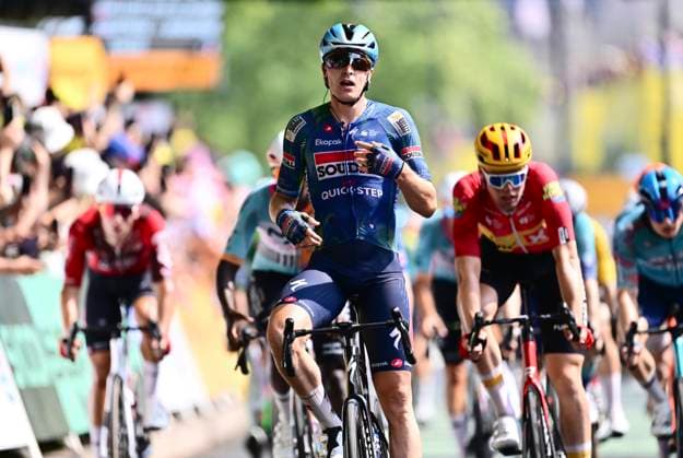 Tour de France 2026 Stage 7 BORDEAUX, FRANCE - JULY 10 : Merlier Tim (BEL) of Soudal Quick-Step wins the sprint, second place for Waerenskjold Soren (NOR) of Uno-X Mobility, third place for Girmay Biniam (ERI) of NSN Cycling Team during stage 7 of the 113rd edition of Tour de France an UCI World Tour 2.UWT cycling road race stage for Men Elite of 175 km with start in Hagetmau and finish in Bordeaux on July 10, 2026 in Bordeaux, France, 10 07 2026 Bordeaux France  Copyright: xLucaxBettinix