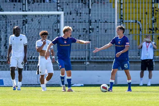 v.li.: Mika Haas (FCK, 22), Torschütze Owen Gibs (FCK, 43), Spieler vom 1. FC Kaiserslautern, jubeln über das Tor zum 2:2, Jubel, Torjubel, Torerfolg, celebrate the goal, goal, celebration, jubelt ueber das Tor, Freuen, Freude, freut sich, optimistisch, positiv, Spielszene, Highlight, Action, Aktion, 10.07.2026, Sandhausen (Deutschland), Fussball, Testspiel, SV Sandhausen - 1. FC Kaiserslautern *** From left: Mika Haas (FCK), 22, goal scorer Owen Gibs (FCK), 43, players from 1. FC Kaiserslautern, celebrating the goal that tied the game at 2–2, Celebration, goal celebration, goal scored, celebrating the goal, goal, celebration, celebrating the goal, joy, happiness, happy, optimistic, positive, game scene, highlight, action, July 10, 2026, Sandhausen, Germany, soccer, friendly match, SV Sandhausen vs. 1. FC Kaiserslautern xozx