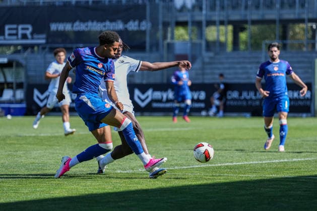 Testspiel: SV Sandhausen vs. 1. FC Kaiserslautern, 10.07.2026 Zweikampf zwischen Thierry Fidjeu-Tazemeta (1. FC Kaiserslautern, 39) und Gaoussou Dabo (SV Sandhausen, 44) Testspiel: SV Sandhausen vs. 1. FC Kaiserslautern, Stadion am Hardtwald, 10.07.2026 DFB DFL REGULATIONS PROHIBIT ANY USE OF PHOTOGRAPHS AS IMAGE SEQUENCES AND OR QUASI-VIDEO. *** Friendly Match: SV Sandhausen vs. 1 FC Kaiserslautern, July 10, 2026. A tackle between Thierry Fidjeu Tazemeta (1 FC Kaiserslautern, No. 39) and Gaoussou Dabo (SV Sandhausen), 44 Friendly match: SV Sandhausen vs. 1 FC Kaiserslautern, Stadion am Hardtwald, July 10, 2026. DFB and DFL regulations prohibit any use of photographs as image sequences and or quasi-video. Copyright: xBEAUTIFULxSPORTS Boscox