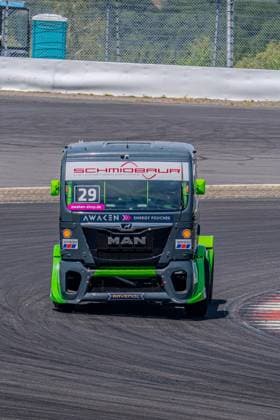 Christian Ruppert steuert seinen MAN Racing Truck mit der Startnummer 29 durch eine enge Kurve am Nürburgring. Das Fahrzeug trägt die Sponsoren Schmidbaur Unternehmensgruppe, Awaken Energy Pouches, Ravenol, Shell und Winkler. MAN Truck 29 von Christian Ruppert in der Kurve am Nürburgring *** Christian Ruppert steers his No. 29 MAN Racing Truck through a tight curve at the Nürburgring. The vehicle is sponsored by Schmidbaur Unternehmensgruppe, Awaken Energy Pouches, Ravenol, Shell, and Winkler. Christian Ruppert s MAN Truck No. 29 in the curve at the Nürburgring Copyright: xMichaelxSchäferx