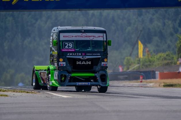 Der MAN Renn-Truck 29 von Christian Ruppert nimmt eine Kurve auf dem Nürburgring in frontaler Perspektive. Das Fahrzeug trägt Sponsoring von Schmidbaur, Awaken Energy Pouches, Ravenol, Shell und Winkler. MAN Truck 29 von Christian Ruppert am Nürburgring *** Christian Ruppert s MAN Race Truck 29 takes a turn at the Nürburgring, viewed from the front. The vehicle features sponsorships from Schmidbaur, Awaken Energy Pouches, Ravenol, Shell, and Winkler. Christian Ruppert s MAN Truck 29 at the Nürburgring Copyright: xMichaelxSchäferx