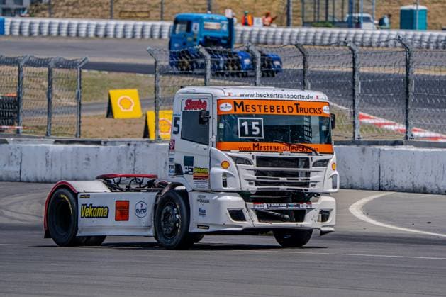Renn-Truck 15 von Erwin Kleinnagelvoort durchfährt eine Kurve am Nürburgring. Die weiß-orange Livery mit Mestebeld Trucks-Sponsoring ist klar erkennbar. Renn-Truck 15 von Erwin Kleinnagelvoort am Nürburgring *** Erwin Kleinnagelvoort s Race Truck 15 is navigating a turn at the Nürburgring. The white-and-orange livery, featuring sponsorship from Mestebeld Trucks, is clearly visible. Erwin Kleinnagelvoort s Race Truck 15 at the Nürburgring Copyright: xMichaelxSchäferx