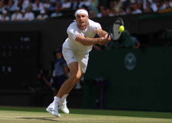 Wimbledon Championships 2026, Day 12, AELTC Wimbledon, London, UK - 10 07 2026 Alexander Zverev (GER) in action during his semi Final match against Arthur Fery (GBR) in the 2026 Wimbledon Championships at the AELTC London London AELTC Wimbledon London GBR, UK NEWSPAPERS OUT Copyright: xMarkxGreenwoodx