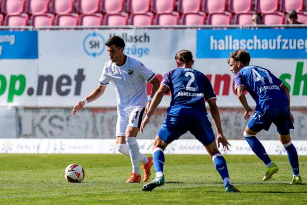 v.li.: Mert Tasdelen (SVS, 11, Neuzugang), Simon Asta (FCK, 2), Ben Jungfleisch (FCK, 47), Zweikampf, Spielszene, Duell, duel, tackle, tackling, Dynamik, Action, Aktion, 10.07.2026, Sandhausen (Deutschland), Fussball, Testspiel, SV Sandhausen - 1. FC Kaiserslautern *** v li Mert Tasdelen SVS, 11, new signing, Simon Asta FCK, 2, Ben Jungfleisch FCK, 47, tackle, game scene, duel, tackle, tackling, dynamics, action, 10 07 2026, Sandhausen, Germany, soccer, friendly match, SV Sandhausen vs. 1. FC Kaiserslautern xozx