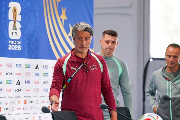 USA: Fußball FIFA World Cup, WM, Weltmeisterschaft, Fussball 2026, Viertelfinale, Matchday -1 Pressekonferenz der Schweiz vor dem Spiel gegen Argentinien im Kansas City Stadium mit Murat Yakin (Trainer, Schweiz), Granit Xhaka (Schweiz, 10) und Adrian Arnold, Mediendirektor des Schweizerischer Fussballverband (SFV) *** USA Soccer 2026 FIFA World Cup, Quarterfinals, Matchday 1: Switzerland’s pre-match press conference ahead of their game against Argentina at Kansas City Stadium, featuring Murat Yakin, head coach of Switzerland; Granit Xhaka of Switzerland; and Adrian Arnold, media director of the Swiss Football Association (SFV) Copyright: xJOERANxSTEINSIEKx