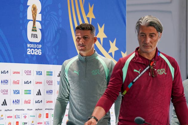 USA: Fußball FIFA World Cup, WM, Weltmeisterschaft, Fussball 2026, Viertelfinale, Matchday -1 Pressekonferenz der Schweiz vor dem Spiel gegen Argentinien im Kansas City Stadium mit Murat Yakin (Trainer, Schweiz), Granit Xhaka (Schweiz, 10) und Adrian Arnold, Mediendirektor des Schweizerischer Fussballverband (SFV) *** USA Soccer 2026 FIFA World Cup, Quarterfinals, Matchday 1: Switzerland’s pre-match press conference ahead of their game against Argentina at Kansas City Stadium, featuring Murat Yakin, head coach of Switzerland; Granit Xhaka of Switzerland; and Adrian Arnold, media director of the Swiss Football Association (SFV) Copyright: xJOERANxSTEINSIEKx
