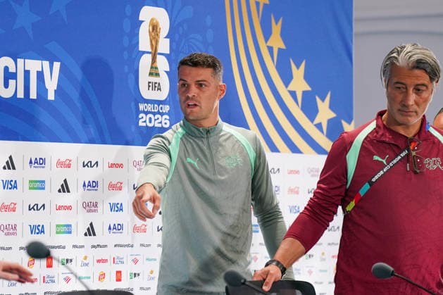 USA: Fußball FIFA World Cup, WM, Weltmeisterschaft, Fussball 2026, Viertelfinale, Matchday -1 Pressekonferenz der Schweiz vor dem Spiel gegen Argentinien im Kansas City Stadium mit Murat Yakin (Trainer, Schweiz), Granit Xhaka (Schweiz, 10) und Adrian Arnold, Mediendirektor des Schweizerischer Fussballverband (SFV) *** USA Soccer 2026 FIFA World Cup, Quarterfinals, Matchday 1: Switzerland’s pre-match press conference ahead of their game against Argentina at Kansas City Stadium, featuring Murat Yakin, head coach of Switzerland; Granit Xhaka of Switzerland; and Adrian Arnold, media director of the Swiss Football Association (SFV) Copyright: xJOERANxSTEINSIEKx