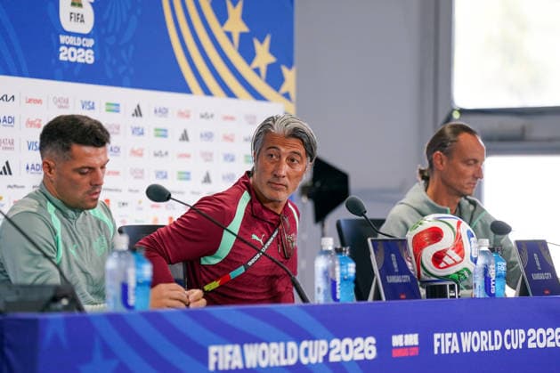 USA: Fußball FIFA World Cup, WM, Weltmeisterschaft, Fussball 2026, Viertelfinale, Matchday -1 Pressekonferenz der Schweiz vor dem Spiel gegen Argentinien im Kansas City Stadium mit Murat Yakin (Trainer, Schweiz), Granit Xhaka (Schweiz, 10) und Adrian Arnold, Mediendirektor des Schweizerischer Fussballverband (SFV) *** USA Soccer 2026 FIFA World Cup, Quarterfinals, Matchday 1: Switzerland’s pre-match press conference ahead of their game against Argentina at Kansas City Stadium, featuring Murat Yakin, head coach of Switzerland; Granit Xhaka of Switzerland; and Adrian Arnold, media director of the Swiss Football Association (SFV) Copyright: xJOERANxSTEINSIEKx