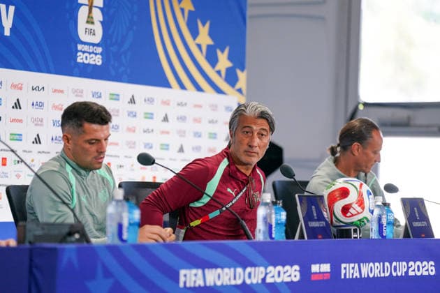 USA: Fußball FIFA World Cup, WM, Weltmeisterschaft, Fussball 2026, Viertelfinale, Matchday -1 Pressekonferenz der Schweiz vor dem Spiel gegen Argentinien im Kansas City Stadium mit Murat Yakin (Trainer, Schweiz), Granit Xhaka (Schweiz, 10) und Adrian Arnold, Mediendirektor des Schweizerischer Fussballverband (SFV) *** USA Soccer 2026 FIFA World Cup, Quarterfinals, Matchday 1: Switzerland’s pre-match press conference ahead of their game against Argentina at Kansas City Stadium, featuring Murat Yakin, head coach of Switzerland; Granit Xhaka of Switzerland; and Adrian Arnold, media director of the Swiss Football Association (SFV) Copyright: xJOERANxSTEINSIEKx