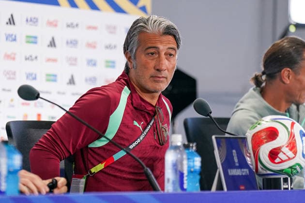 USA: Fußball FIFA World Cup, WM, Weltmeisterschaft, Fussball 2026, Viertelfinale, Matchday -1 Pressekonferenz der Schweiz vor dem Spiel gegen Argentinien im Kansas City Stadium mit Murat Yakin (Trainer, Schweiz), Granit Xhaka (Schweiz, 10) und Adrian Arnold, Mediendirektor des Schweizerischer Fussballverband (SFV) *** USA Soccer 2026 FIFA World Cup, Quarterfinals, Matchday 1: Switzerland’s pre-match press conference ahead of their game against Argentina at Kansas City Stadium, featuring Murat Yakin, head coach of Switzerland; Granit Xhaka of Switzerland; and Adrian Arnold, media director of the Swiss Football Association (SFV) Copyright: xJOERANxSTEINSIEKx