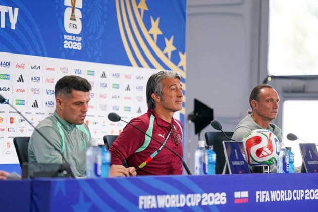 USA: Fußball FIFA World Cup, WM, Weltmeisterschaft, Fussball 2026, Viertelfinale, Matchday -1 Pressekonferenz der Schweiz vor dem Spiel gegen Argentinien im Kansas City Stadium mit Murat Yakin (Trainer, Schweiz), Granit Xhaka (Schweiz, 10) und Adrian Arnold, Mediendirektor des Schweizerischer Fussballverband (SFV) *** USA Soccer 2026 FIFA World Cup, Quarterfinals, Matchday 1: Switzerland’s pre-match press conference ahead of their game against Argentina at Kansas City Stadium, featuring Murat Yakin, head coach of Switzerland; Granit Xhaka of Switzerland; and Adrian Arnold, media director of the Swiss Football Association (SFV) Copyright: xJOERANxSTEINSIEKx