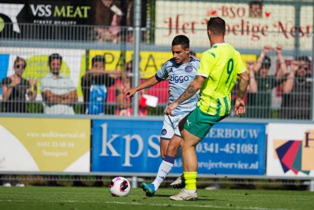 HULSHORST , 10-07-2026, Sportpark De Eendracht , season 2026 2027 , Pre season football . Match between Ajax and AEK Larnaca , Picture shows Ajax player Oscar Gloukh and AEK Larnaca player Djordje Ivanovic Ajax - AEK Larnaca (friendly)  x204962938x Copyright: