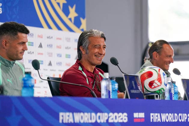 Sport Bilder des Tages USA: Fußball FIFA World Cup, WM, Weltmeisterschaft, Fussball 2026, Viertelfinale, Matchday -1 Pressekonferenz der Schweiz vor dem Spiel gegen Argentinien im Kansas City Stadium mit Murat Yakin (Trainer, Schweiz), Granit Xhaka (Schweiz, 10) und Adrian Arnold, Mediendirektor des Schweizerischer Fussballverband (SFV) *** USA Soccer 2026 FIFA World Cup, Quarterfinals, Matchday 1: Switzerland s pre-match press conference ahead of the game against Argentina at Kansas City Stadium, featuring Murat Yakin, head coach of Switzerland; Granit Xhaka of Switzerland; and Adrian Arnold, media director of the Swiss Football Association (SFV) Copyright: xJOERANxSTEINSIEKx