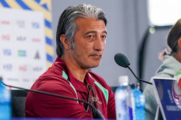USA: Fußball FIFA World Cup, WM, Weltmeisterschaft, Fussball 2026, Viertelfinale, Matchday -1 Pressekonferenz der Schweiz vor dem Spiel gegen Argentinien im Kansas City Stadium mit Murat Yakin (Trainer, Schweiz), Granit Xhaka (Schweiz, 10) und Adrian Arnold, Mediendirektor des Schweizerischer Fussballverband (SFV) *** USA Soccer 2026 FIFA World Cup, Quarterfinals, Matchday 1: Switzerland s pre-match press conference ahead of the game against Argentina at Kansas City Stadium, featuring Murat Yakin, head coach of Switzerland; Granit Xhaka of Switzerland; and Adrian Arnold, media director of the Swiss Football Association (SFV) Copyright: xJOERANxSTEINSIEKx