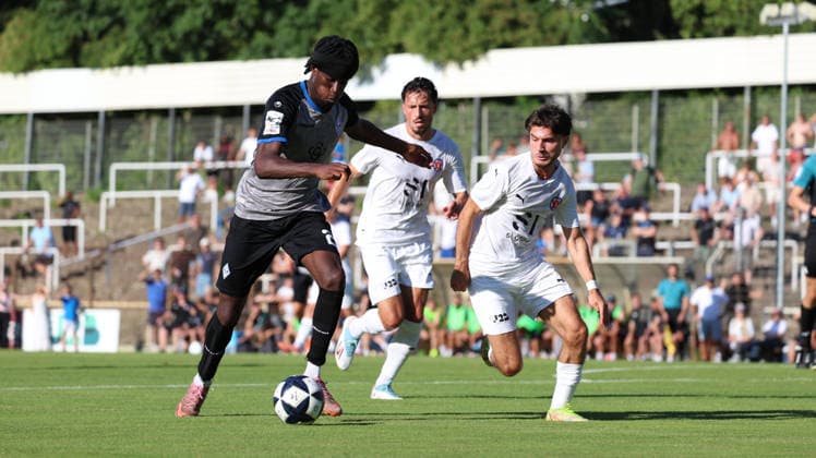 10.07.2026, xrekx, Fussball Testspiel, VfR Mannheim - SV Waldhof Mannheim v.l. Jid Okeke (SV Waldhof Mannheim) Umut Sentuerk (VfR Mannheim) (DFL DFB REGULATIONS PROHIBIT ANY USE OF PHOTOGRAPHS as IMAGE SEQUENCES and or QUASI-VIDEO) Mannheim *** July 10, 2026, xrekx, soccer exhibition match, VfR Mannheim vs. SV Waldhof Mannheim, Jid Okeke (SV Waldhof Mannheim), Umut Sentuerk (VfR Mannheim). DFL and DFB regulations prohibit any use of photographs as image sequences and or quasi-video. Mannheim