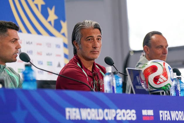 USA: Fußball FIFA World Cup, WM, Weltmeisterschaft, Fussball 2026, Viertelfinale, Matchday -1 Pressekonferenz der Schweiz vor dem Spiel gegen Argentinien im Kansas City Stadium mit Murat Yakin (Trainer, Schweiz), Granit Xhaka (Schweiz, 10) und Adrian Arnold, Mediendirektor des Schweizerischer Fussballverband (SFV) *** USA Soccer 2026 FIFA World Cup, Quarterfinals, Matchday 1: Switzerland s pre-match press conference ahead of the game against Argentina at Kansas City Stadium, featuring Murat Yakin, head coach of Switzerland; Granit Xhaka of Switzerland; and Adrian Arnold, media director of the Swiss Football Association (SFV) Copyright: xJOERANxSTEINSIEKx