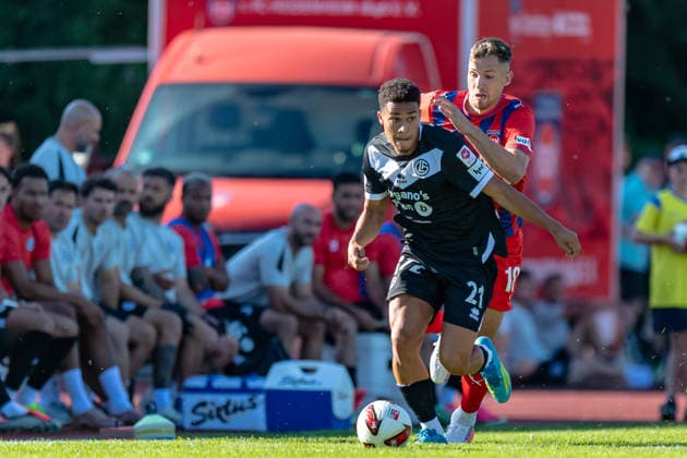 Zweikampf zwischen Yanis Cimignani (FC Lugano, 21) mit Marvin Pieringer (1. FC Heidenheim, 18) GER, 1. FC Heidenheim vs FC Lugaon, Fussball, Vorbereitung, Saison 2026 27, 10.07.2026, GER, 1. FC Heidenheim vs FC Lugaon, Fussball, Vorbereitung, Saison 2026 27, 10.07.2026 Leutkirch *** Tackle between Yanis Cimignani (FC Lugano, 21) and Marvin Pieringer (1 FC Heidenheim, 18, GER), 1 FC Heidenheim vs. FC Lugaon, soccer, preseason, 2026–27 season, October 7, 2026, GER, 1 FC Heidenheim vs. FC Lugano, Soccer, Preseason, 2026–27 Season, October 7, 2026, Leutkirch Copyright: xEibner-Pressefoto FlorianxWolfx EP_FWF
